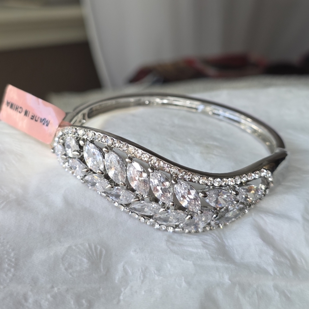 Boutique Elegant Silver Crystal Bracelet - Picture 1 of 14